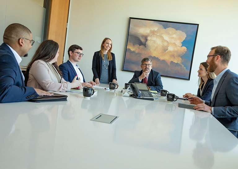 Abogados especializados conversando